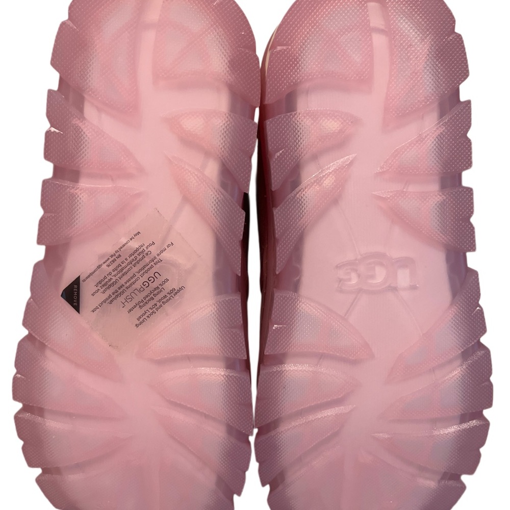 UGG (NWOB) Neumel Pink Suede Chukka Clear Sole Ankle Boots
Never worn - Picture 3 of 6